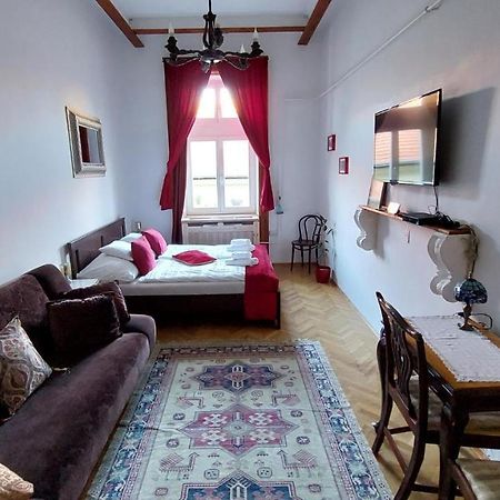 Classical Budapest Apartment In The Old Pest المظهر الخارجي الصورة