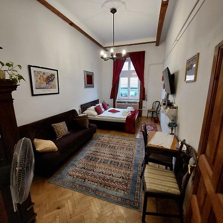 Classical Budapest Apartment In The Old Pest المظهر الخارجي الصورة