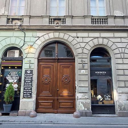 Classical Budapest Apartment In The Old Pest المظهر الخارجي الصورة