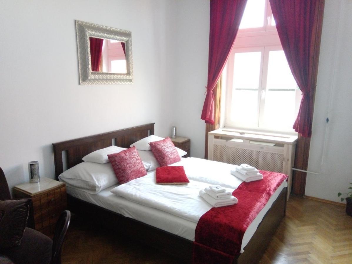 Classical Budapest Apartment In The Old Pest المظهر الخارجي الصورة