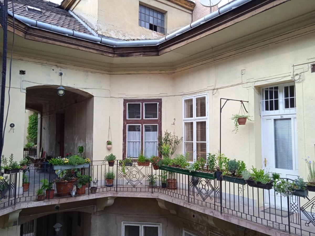 Classical Budapest Apartment In The Old Pest المظهر الخارجي الصورة