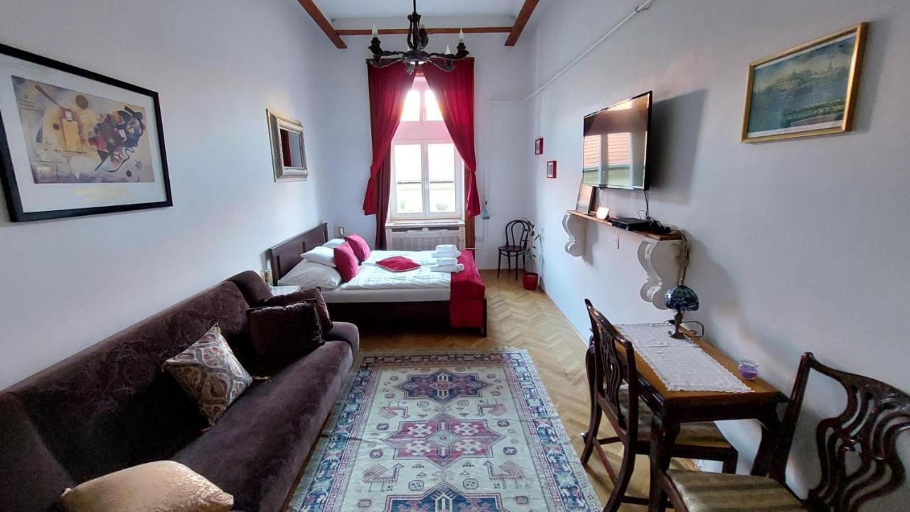 Classical Budapest Apartment In The Old Pest المظهر الخارجي الصورة