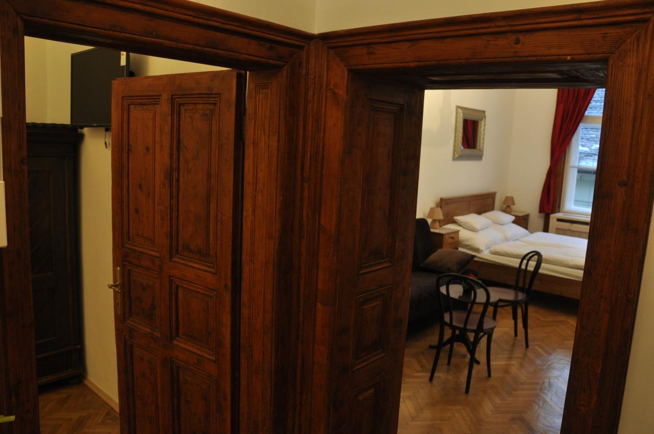 Classical Budapest Apartment In The Old Pest المظهر الخارجي الصورة