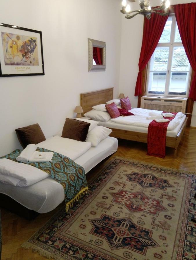 Classical Budapest Apartment In The Old Pest المظهر الخارجي الصورة